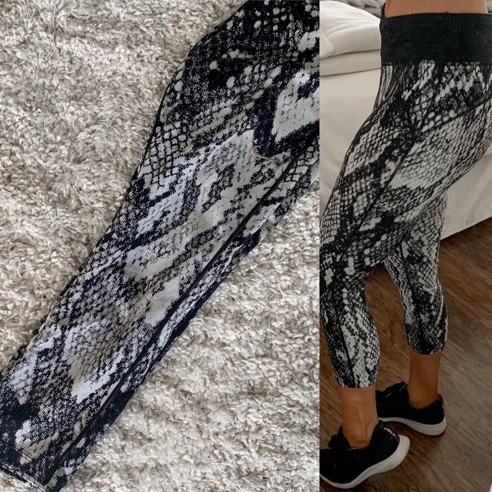 NIKE 3/4 leggings || black and white snake print